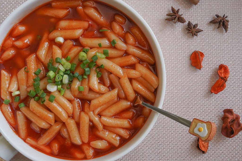 Be sure to check it out! Eat a pack of Tteokbokki in 5 minutes.